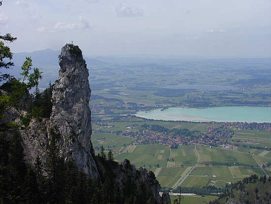 Blick von der Höhe auf Schwangau und den Anfang des Forggensees, im Hintergrund der Hopfensee