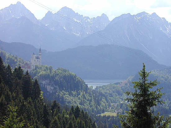 Neuschwanstein und Hohenschwangau mit dem Alpsee im Hintergrund