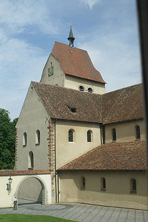 Westquerhaus und Westtum des Abtes Berno (vollendet 1048) vom Konventsgebäude aus aufgenommen.