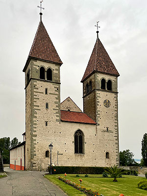 Einfach gestaltete Westfassade mit Chorfenster und Apsidentürmen.