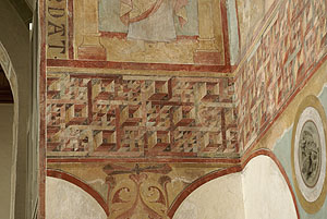 Mäanderband unter den Bildfeldern