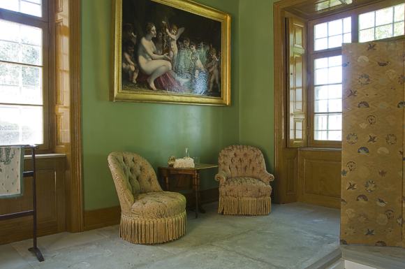 Ruhesessel im Bad Napoleons III. in Schloss Arenenberg