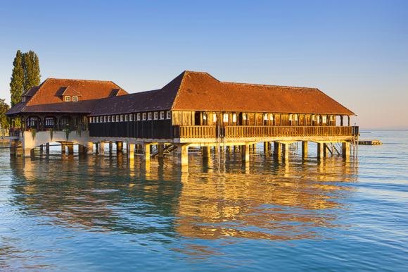 Von den Einheimischen kurz „Badi" genannt mutet die Rorschacher Badhütte an wie die steinzeitlichen Pfahlbauten. Bild: St.Gallen-Bodensee Tourismus 