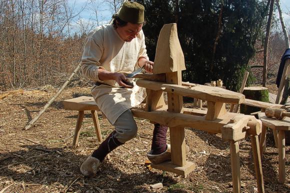 Schreiner an der Holzschnitzbank. Bild &copy; Karolingische Klosterstadt e.V. 