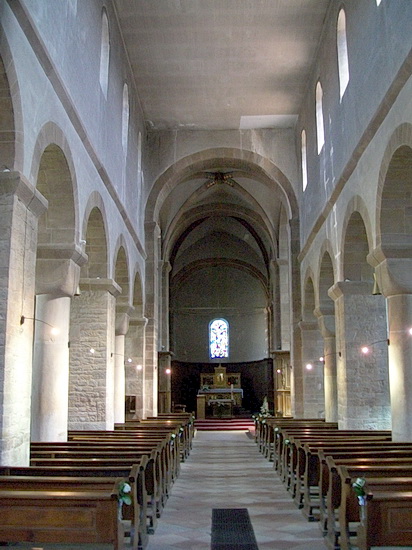 Eghem. Kloster- und Stiftskirche Surbourg: Mittelschiff mit flacher Decke und St&uuml;tzenwechsel