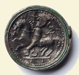 Preßblechscheibenfibel mit der Darstellung eines Falkners