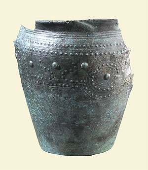 Bronzeblecheimer (Situla) mit Sonnenbarkenmotiv. 
