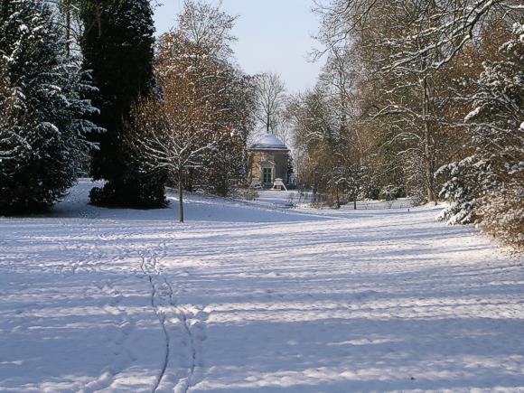 Das Werk von Sckells im Neuschnee: Das Wiesent&auml;lchen im Schwetzinger Schlossgarten mit dem Tempel der Waldbotanik