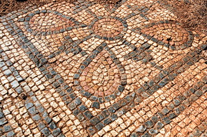Mosaïque de Bergheim, Mosaik mit geometrischen Mustern, Bergheim, Ausgrabungen 2006, 1. Hälfte des 3. Jh. n. Chr., Marmorsteinchen, Synagoge von Bergheim 