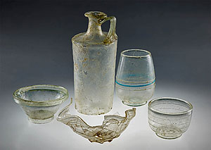 Seltene Glasgefäße aus einem römischen Brandgrab, 2. Jh. n. Chr. aus Zülpich, LVR-LandesMuseum Bonn. Foto: J. Vogel, LVR-LandesMuseum Bonn.