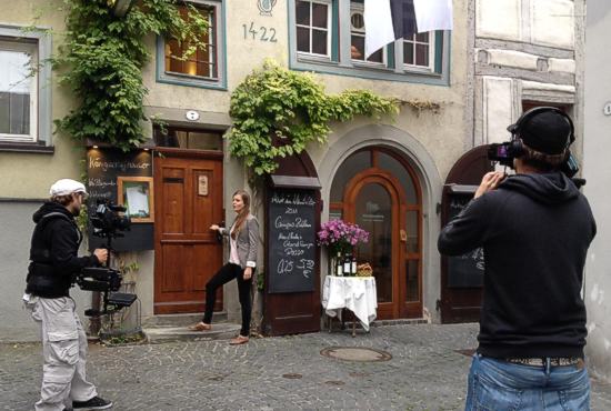 Konstanz um 1414: Moderatorin Simone Siddiqui-Reichenbach und das Filmteam bei den Dreharbeiten
