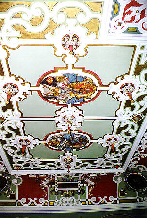 Farbin gefasste Stuckdecke