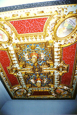 Die reiche Stuckdecke im Kaminzimmer