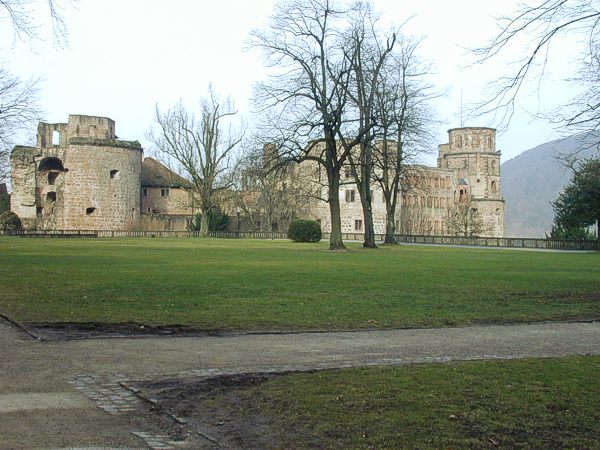 Schloss Heidelberg: Gesamtansicht der Ostbefestigungen mit Krautturm (links), Apothekerturm (Mitte) und Glockenturm (rechts)