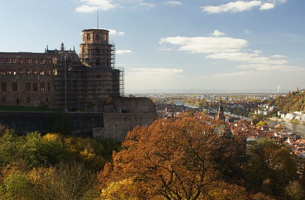Schloss Heidelberg: Blick von der Scheffelterrasse auf die Ostseite des Schosses, die Stadt und die Rheinebene