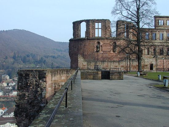 Terrasse des Stückgartens mit dem Dicken Turm im Hintergrund