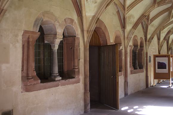 Kloster Alpirsbach: Romanische T&uuml;r- und Fensterfassungen zum Kapitelsaal im Ostfl&uuml;gel des Kreuzgangs