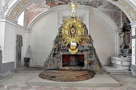 Das Heilige Grab in der Klosterkirche Schöntal, wie es sich am Gründonnerstag darbietet: Die Grabkammer ist geöffnet.