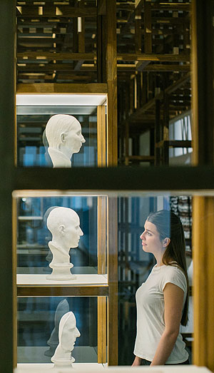 Vor den Köpfen des Eduard Schmidt von der Launitz (1797–1868). © Oliver Killig 