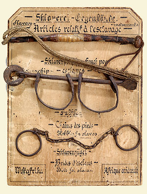 Nilpferdpeitsche, Fussfessel und "Sklavenzügel" aus Westafrika, vor 1888. Im Missionsmuseum zu Ausstellungszwecken auf ein Brett montiert.