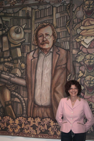 Margret Eicher vor ihrer Tapisserie „Peter Sloterdijk vor der heiligen Inquisition des Trivialgeschmacks“.