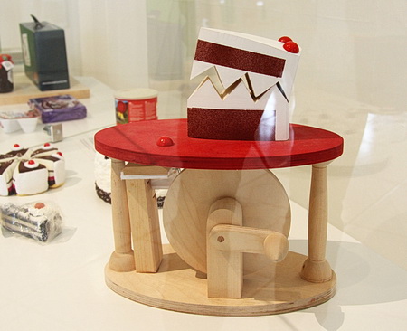 Kuckuchen, eine meschanische Spieluhr mit einem bissigen Kuchenaufsatz