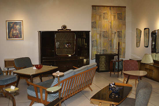 Wohnzimmereinrichtung mit Lackmöbeln, montiert mit einem Titelmodell von Burda Moden (1957)