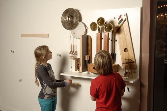 Experimentierstation. © Badisches Landesmuseum Karlsruhe / Foto: Thomas Goldschmidt