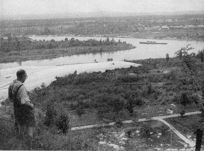 Isteiner Klotz mit Blick auf die Kembser Staustufe mit Ausfluss ina alte Rheinbett, vor der Ableitung in den Rheinseitenkana