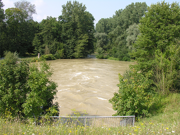 An einem Querriegel einschie&szlig;endes Wasser im Polder Altenheim. Bild: Regierungspr&auml;sidium Freiburg, Referat 53.3, H.-M. Staeber. Nutzung des Bilds nur mit schriftlicher Genehmigung des Regierungspr&auml;sidiums Freiburg 