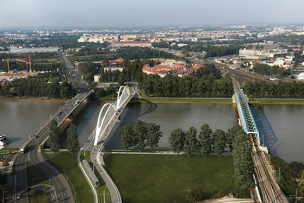 Die k&uuml;nftige Br&uuml;cke &uuml;ber Grenze und Rhein f&uuml;r die Erweiterung der Linie D nach Kehl. Computersimulation &copy; CTS Strasbourg 