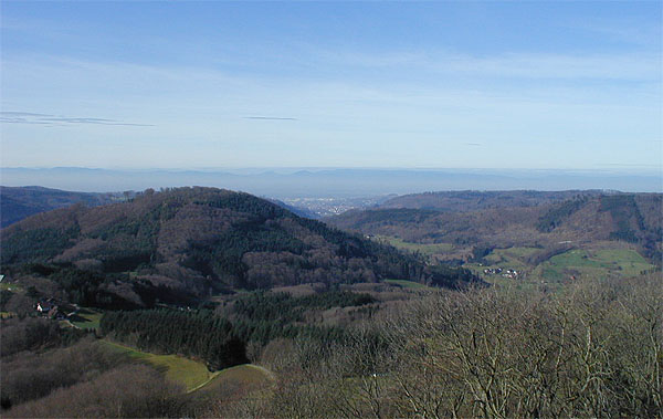Blick aus den Vorbergen des Schwarzwalds &uuml;ber die Rheinebene zu den Vogesen