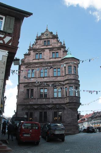 Giebelseite des Kast-Hauses mit reicher Fensterumrahung und dreist&ouml;ckigem Renaissance-Giebel
