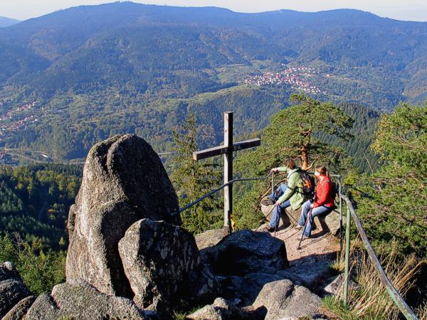 Murgtal, Blick vom Latschigfelsen: Bei der Wanderung auf dem Premiumweg "Murgleiter" bietet sich auf der Etappe von Gernsbach nach Forbach vom Latschigfelsen ein weiter Blick ins Murgtal. Foto &copy; Ulrike Klumpp, Baiersbronn.