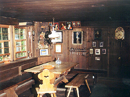 Die Stube mit dem Herrgottswinkel und einer umlaufenden Sitzbank. 