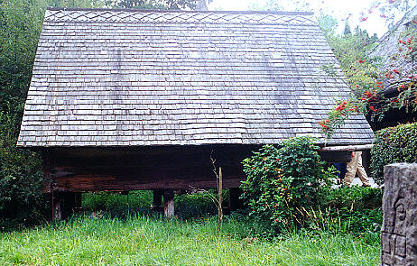 Das einstöckiges Vorratshaus wurde 1590 zum Schutz vor Bodennässe und Mäusen auf Stelzen erbaut. 