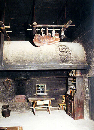 Gewölbte Räucherdecke der Küche