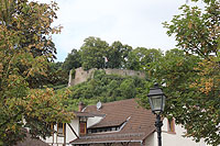 Burg Neuwolfstein über der Stadt