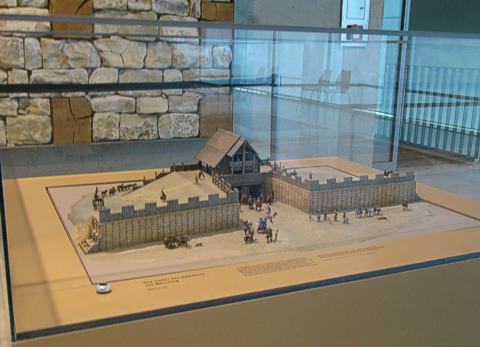 Manching, Modell eines keltischen Lagertors im Kelten- und Römermuseum. Im Hintergrund ein Beispielaufbau eines murus gallicus"