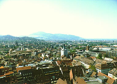 Blick auf die Stadt mit (einegrüstetem) Martinstor