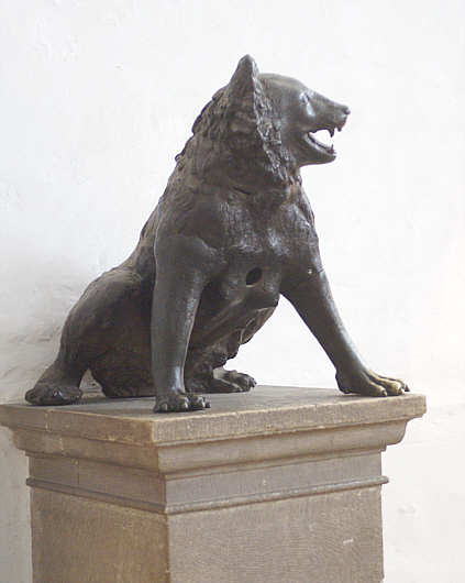 Pfalzkapelle Aachen,  sitzende B�rin