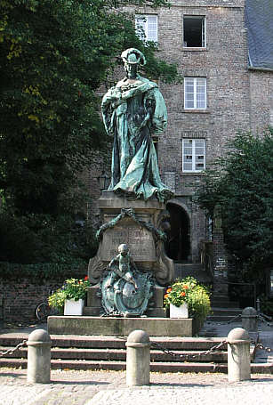 Luise Henriette war die Tochter des Festungsgr&uuml;nders Moritz von Oranien und heiratete 1646 den Gro&szlig;en Kurf&uuml;rsten Friedrich Wilhelm von Brandenburg. Nach den Bestimmungen des Ehevertrags fiel Moers 1702 an ihren Sohn Friedrich I. von Preu&szlig;en