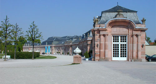 Schloss Schwetzingen, Blick auf den nördlichen Zirkelbau von der Schlossterrasse aus