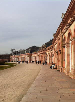 Der nördliche Zirkelbau mit ehemaliger Orangerie und Theaterfoyer, heute mit Veranstaltungsräumen und Gartenrestaurant.