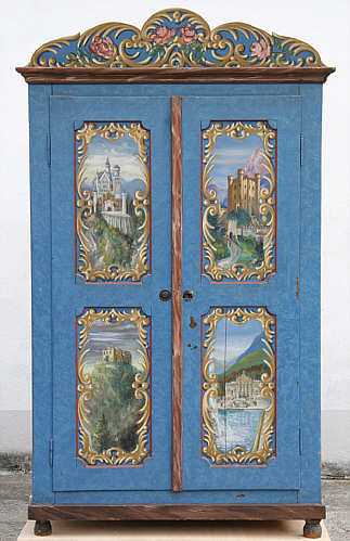 Schrank mit aufgemalten Ansichten bayerischer Königsschlösser