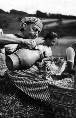 Bild: Erntehelferin bei der Brotzeit