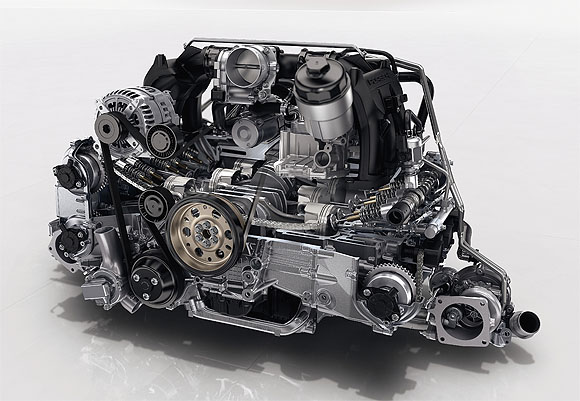 Motorblock 911 Carrera, neuester 911er Motor mit Turboaufladung. Porsche AG, Stuttgart, 2016. Metall, Kunststoff, Aluminium, H. 145 cm, B. 135 cm, T. 98 cm. Dr. Ing. h. c. F. Porsche AG, Stuttgart. © Dr. Ing. h. c. F. Porsche Aktiengesellschaft, Stuttgart
