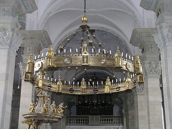 Der Comburger Hertwig-Leuchter zählt neben dem Azelin- und Hezilo-Leuchter im Hildesheimer Dom sowie dem Barbarossa-Leuchter im Aachener Dom zu insgesamt vier noch erhaltenen romanischen Radleuchtern in Deutschland.