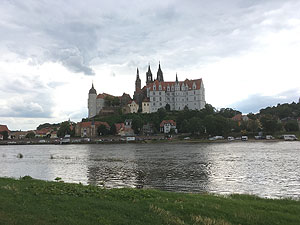 Meißen, Ansicht des Burgbergs vom jenseitzigen Elbufer