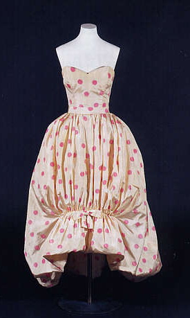 Ballkleid Cremefarbener Seidentaft mit rosa Punkten, Chinédruck Cristobál Balenciaga, Paris, um 1958 Foto: SMB-SPK, Saturia Linke
